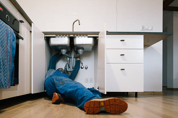 Professional Emergency Plumber technician working in Gunlock, KY